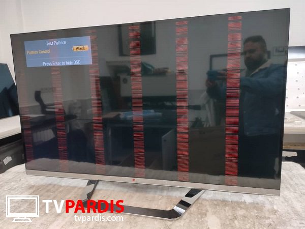 نوار عمودی منظم در تصویر تلویزیون